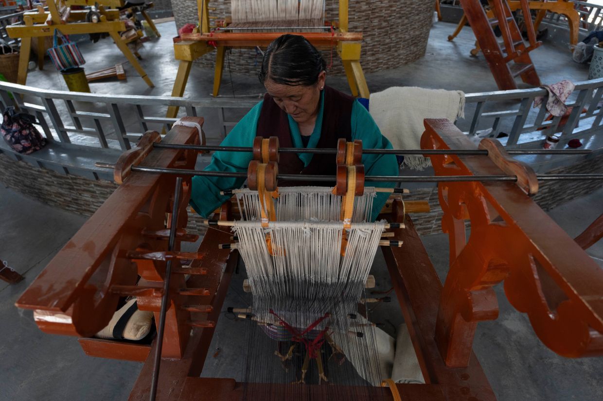 Tibetan Weaving Cooperative Revives Ancient Textile Craft Amid Cultural Pressures