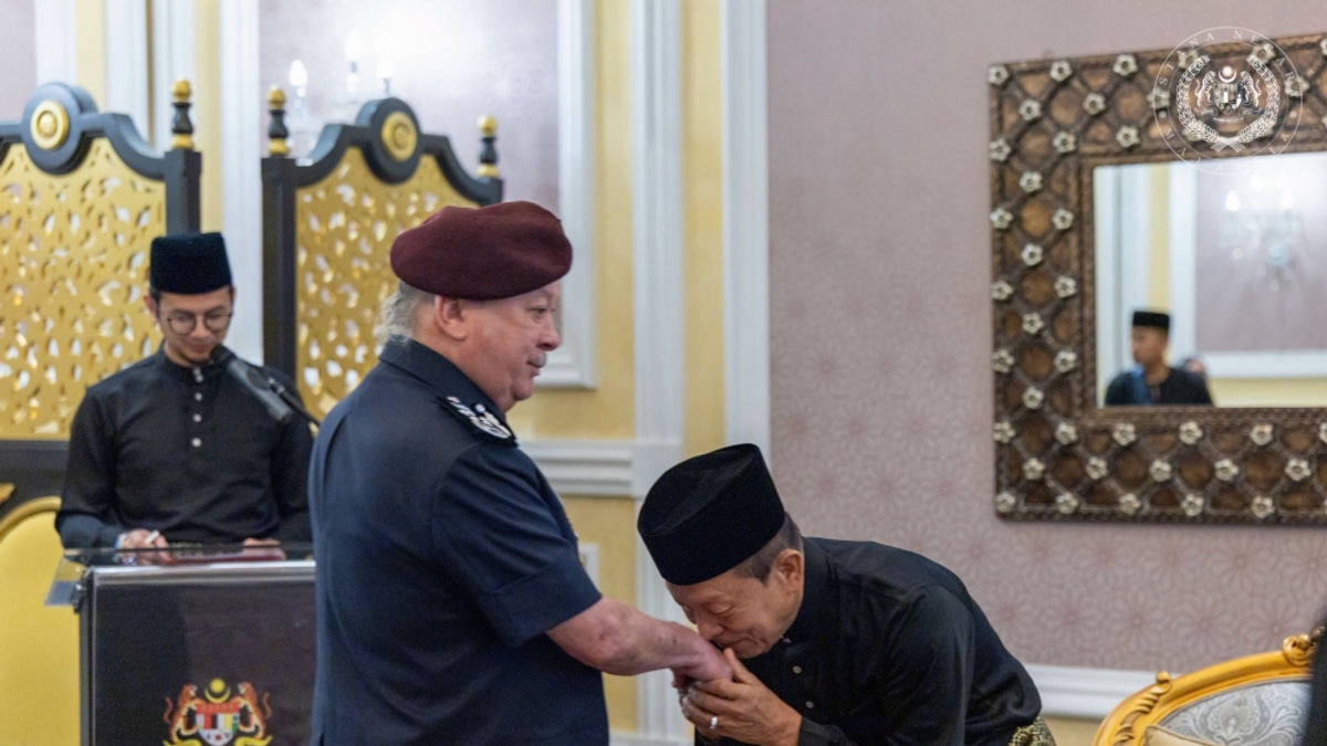 King Receives Briefing from MACC Chief Abdul Halim on Commission's Latest Operations