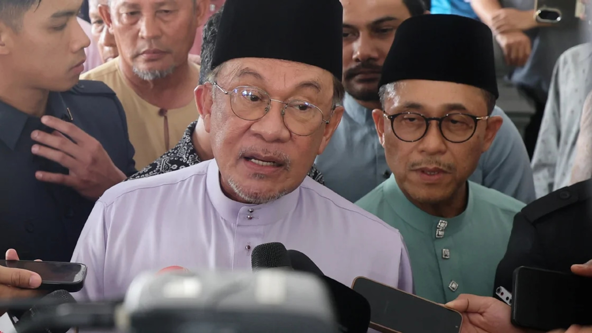 Anwar directs local councils to slash bureaucracy and accelerate project approvals