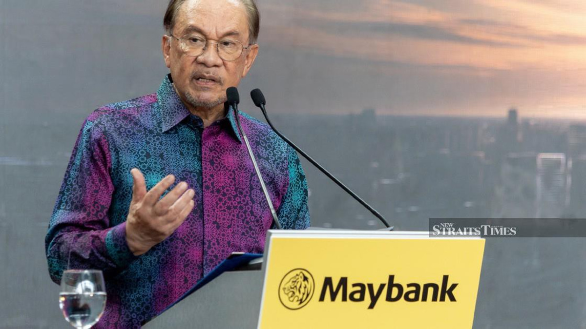 Anwar Commends Maybank's Rise as Regional Financial Powerhouse
