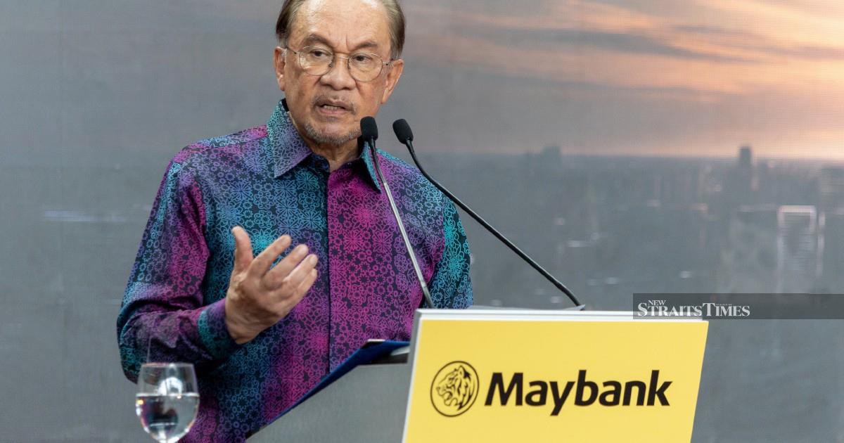 Anwar Commends Maybank's Rise as Regional Financial Powerhouse