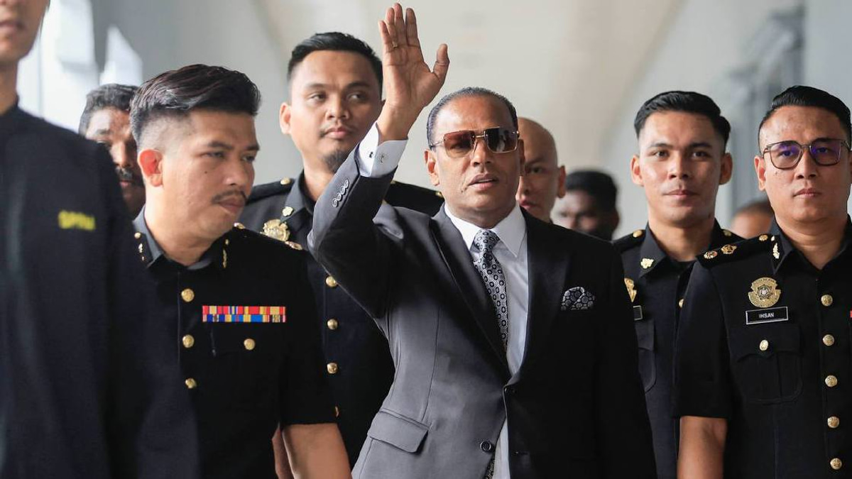 Court crowds cheer as ex-minister Saravanan arrives to face corruption charges
