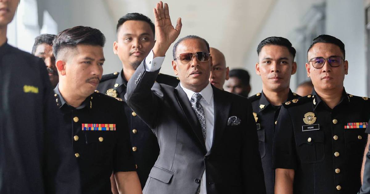 Court crowds cheer as ex-minister Saravanan arrives to face corruption charges