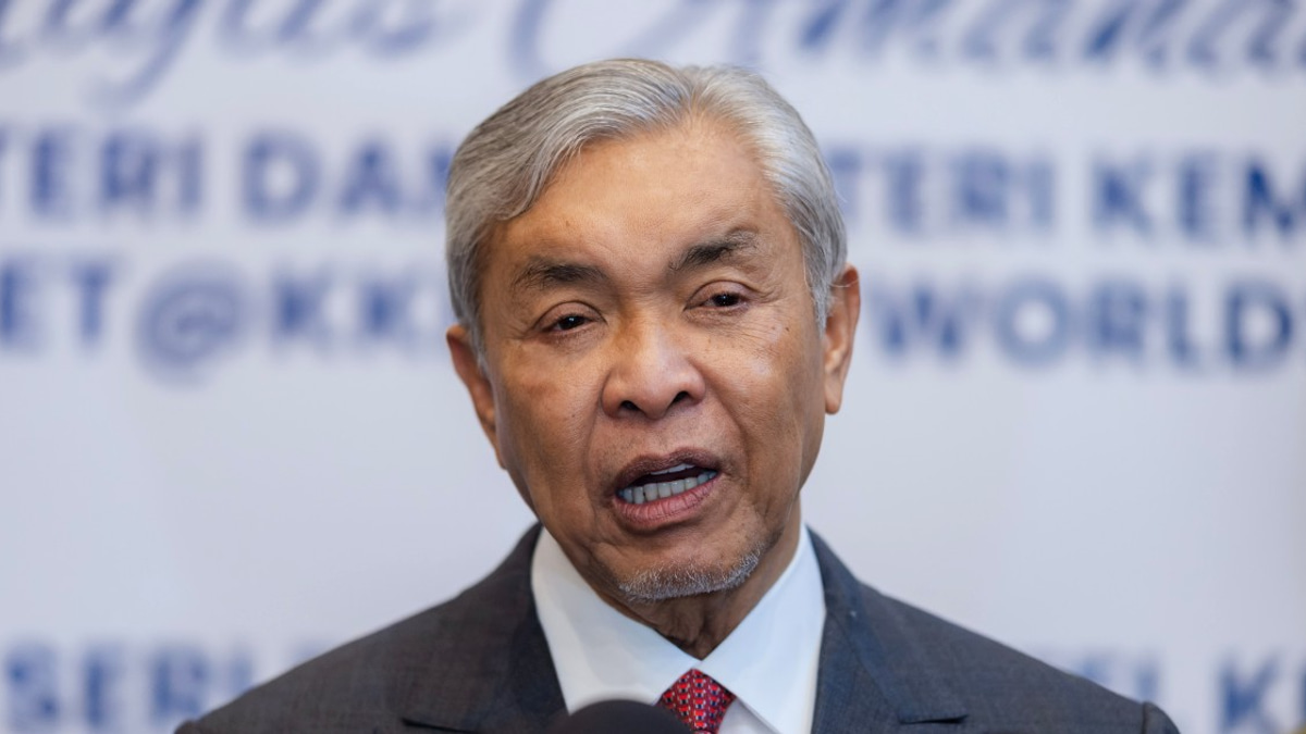 Zahid Endorses Review of Immigration Service Scheme Following Prolonged Officers' Request