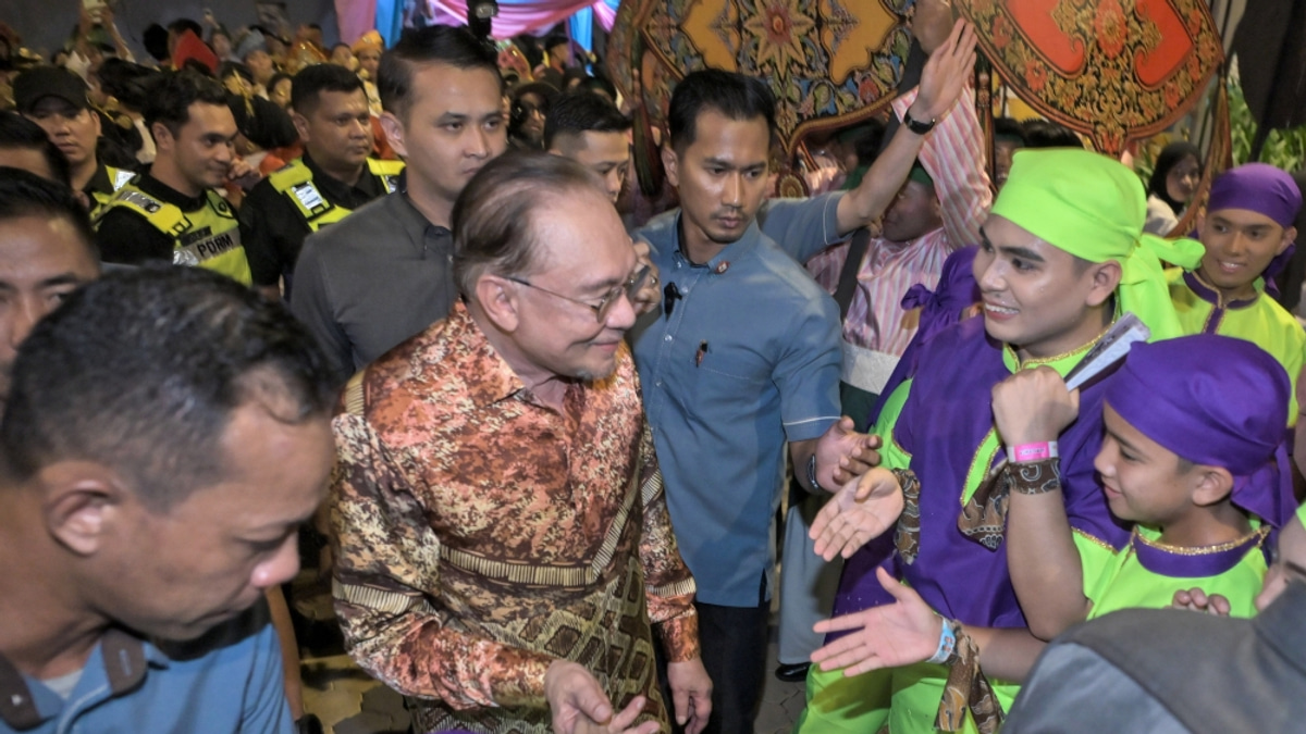 Anwar Pushes for Rapid Implementation of Felda Settler Support Scheme