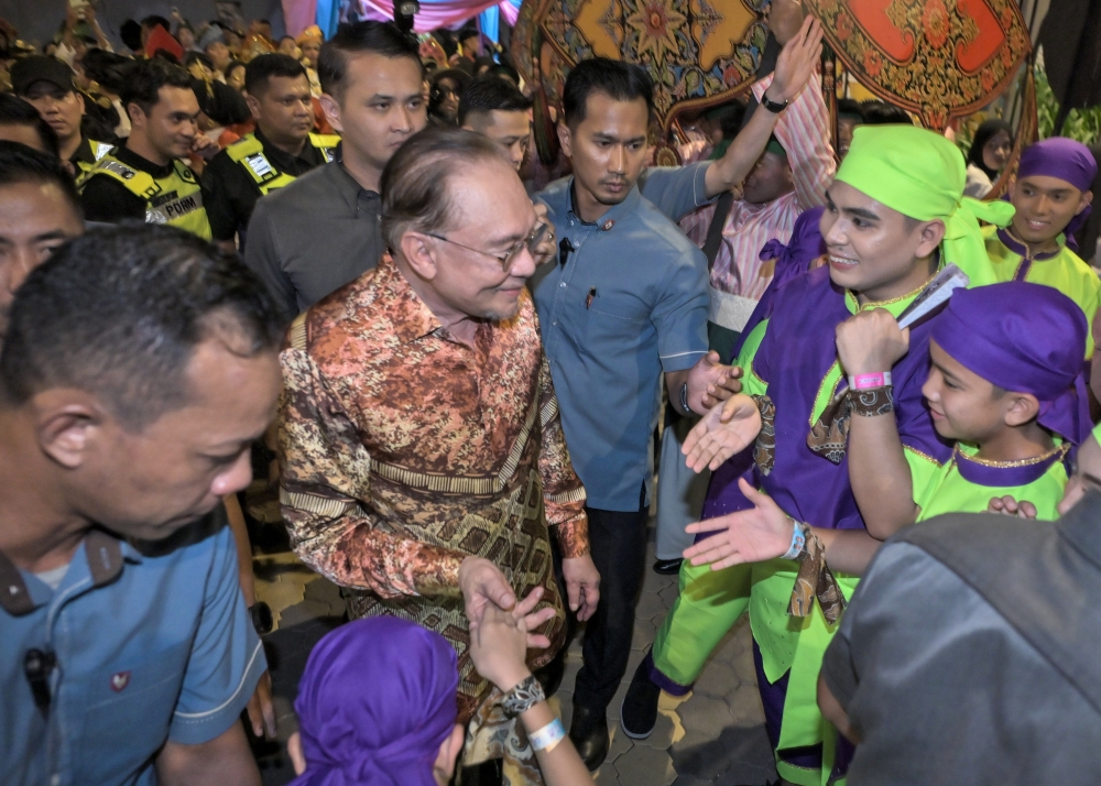 Anwar Pushes for Rapid Implementation of Felda Settler Support Scheme