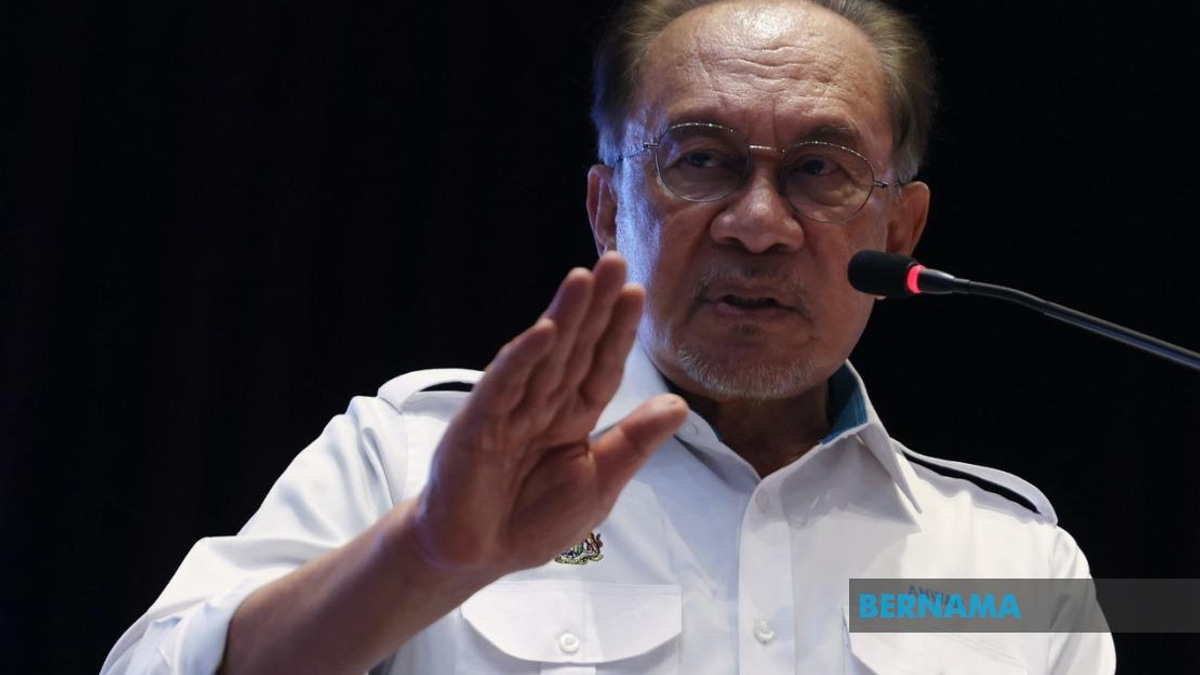 Anwar Warns Against Politicising Royal Institutions Ahead of Elections