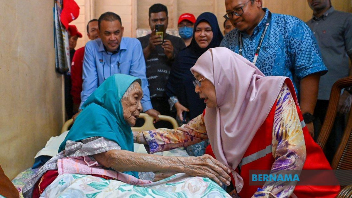 PM's Wife Dr Wan Azizah Extends Care to Elderly and Vulnerable in Perak Campaign Trail