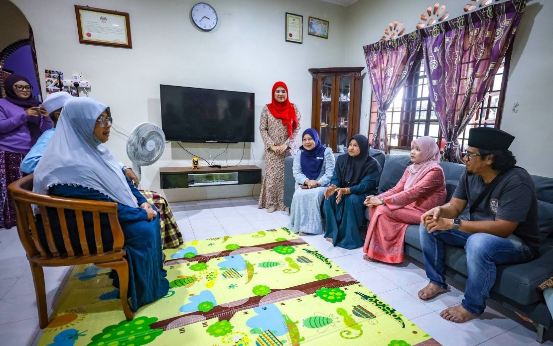 Education Minister Visits Family of Student Who Died During Rugby Training in Melaka