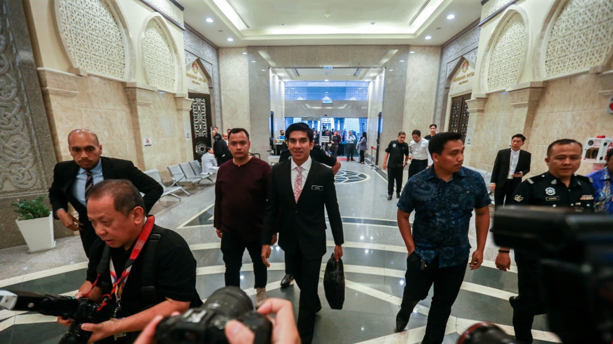 Syed Saddiq Gathers Supporters as Federal Court Prepares to Deliver Pivotal Verdict