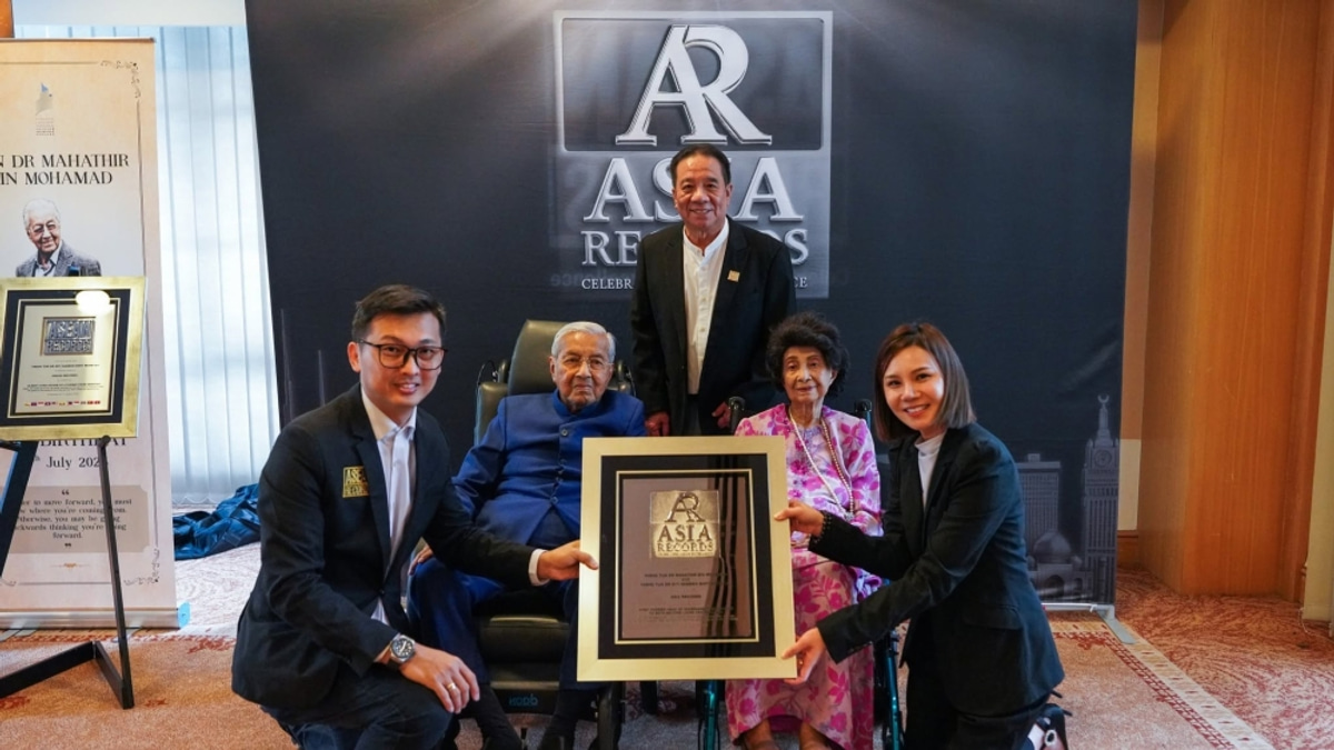 Dr Mahathir and Dr Siti Hasmah Enter Centenarian Club with Three Guinness World Records