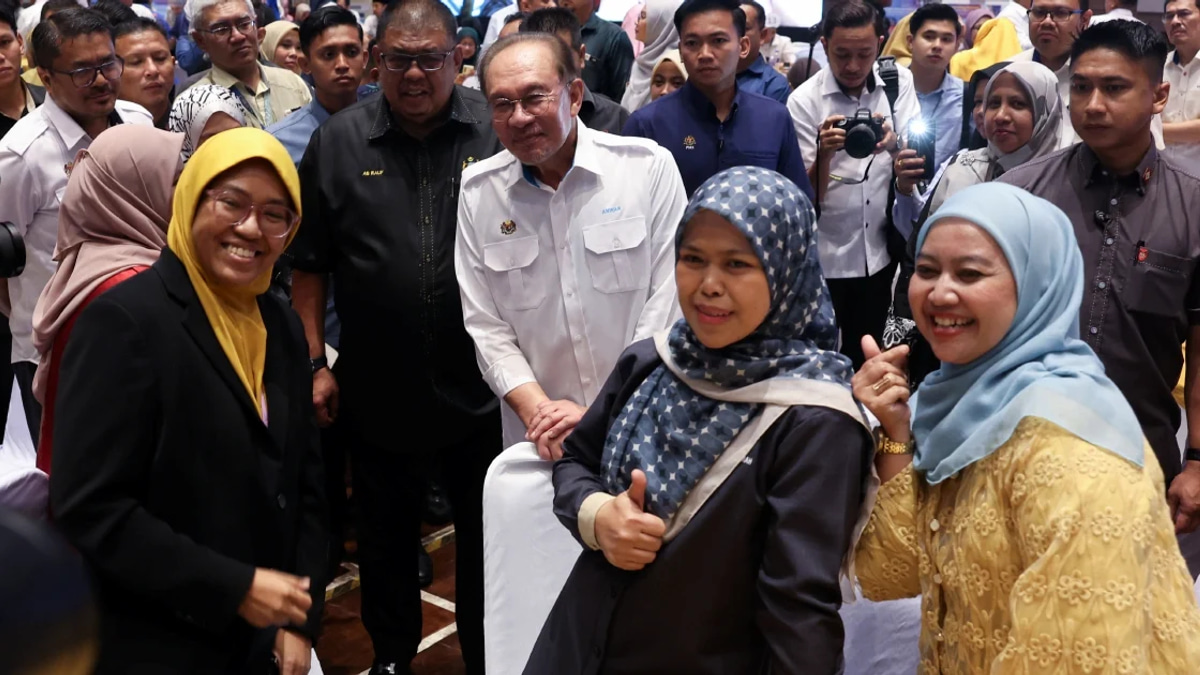 Malaysia Surges to 15th in Global Competitiveness Rankings, Anwar Credits Reform-Minded Civil Service