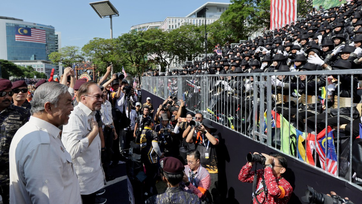 Anwar Celebrates National Day Bond with Citizens in Putrajaya Walkabout