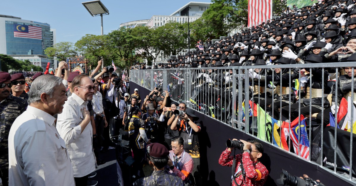Anwar Celebrates National Day Bond with Citizens in Putrajaya Walkabout