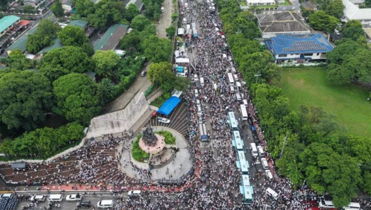 Iglesia Ni Cristo mobilises thousands to protest senator's graft charges amid Duterte impeachment trial