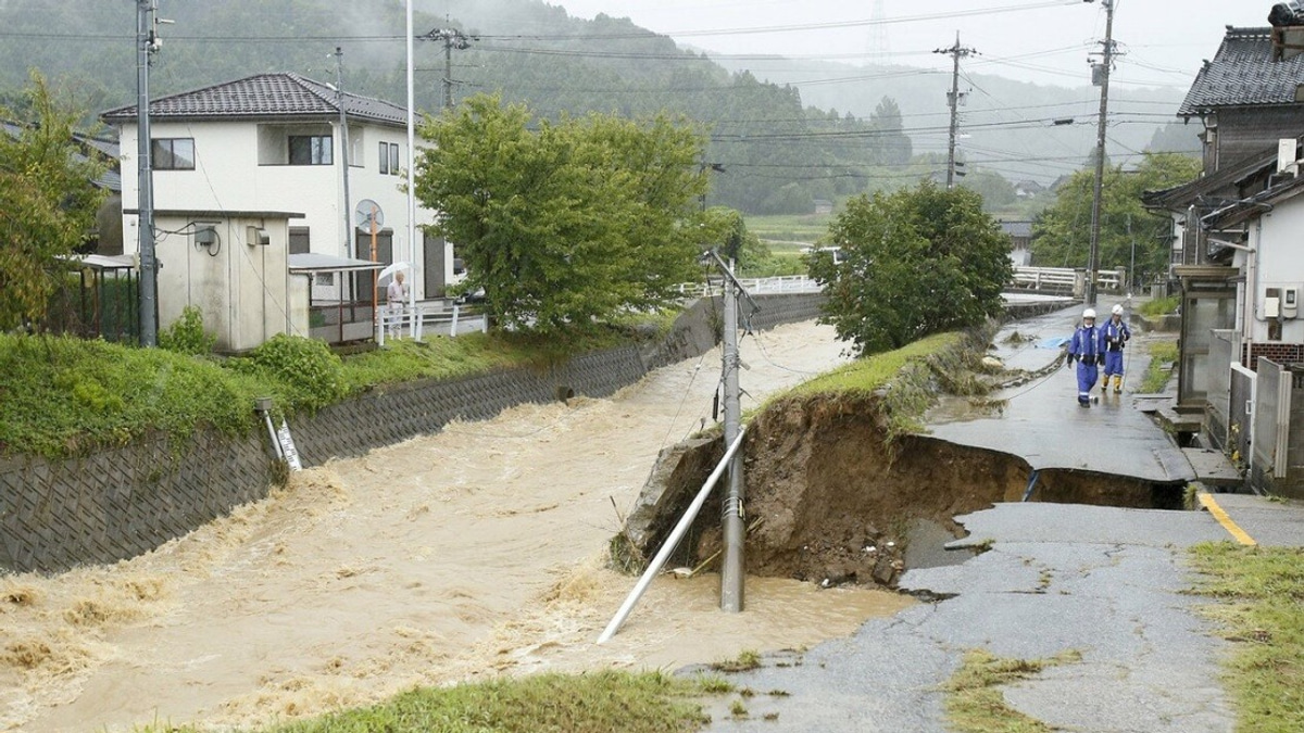 Central Japan Pounded by Torrential Rain as Hundreds of Thousands Flee Flooding Threat
