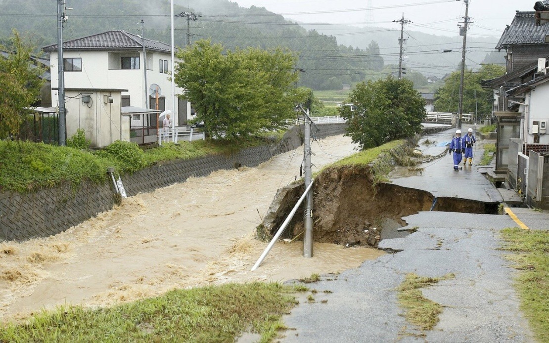 Central Japan Pounded by Torrential Rain as Hundreds of Thousands Flee Flooding Threat