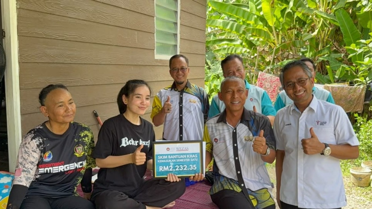 UPSI Removes Financial Barriers for Three Outstanding Students Pursuing Higher Education