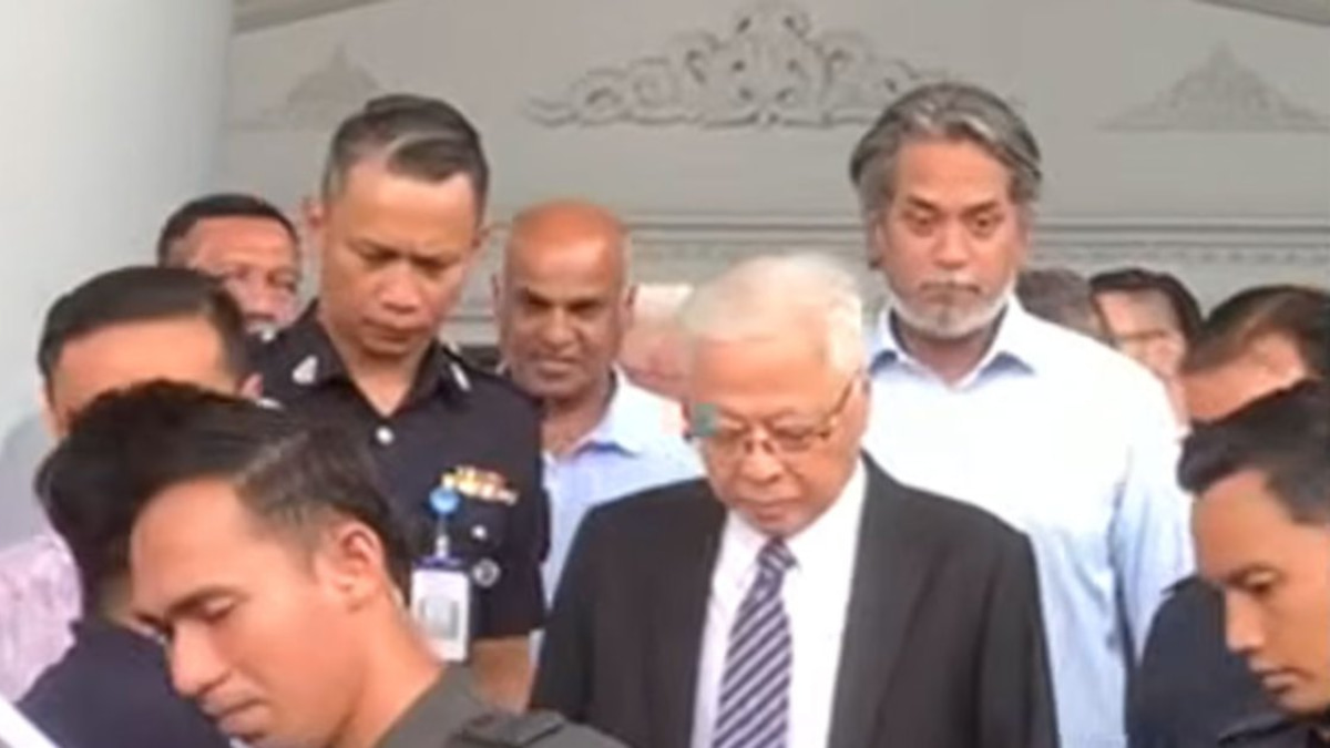 Khairy's Courtroom Appearance Signals Support for Embattled Former Premier