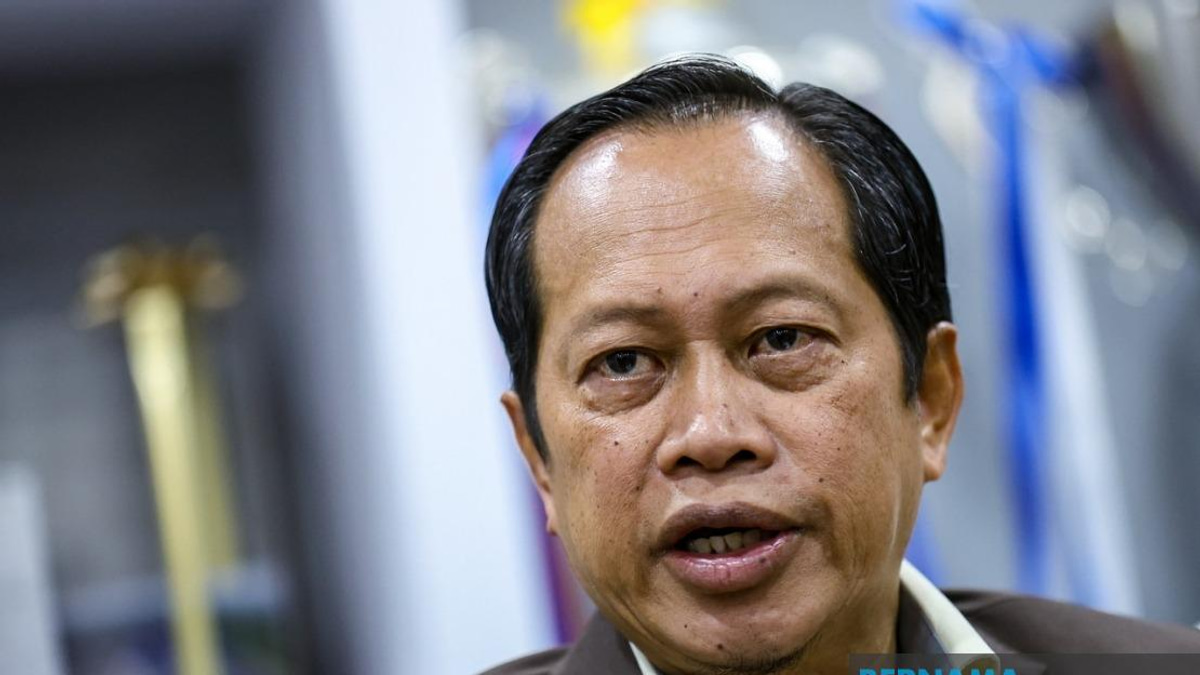 Ahmad Maslan Steps Back From Johor State Contest, Pledges Party Support