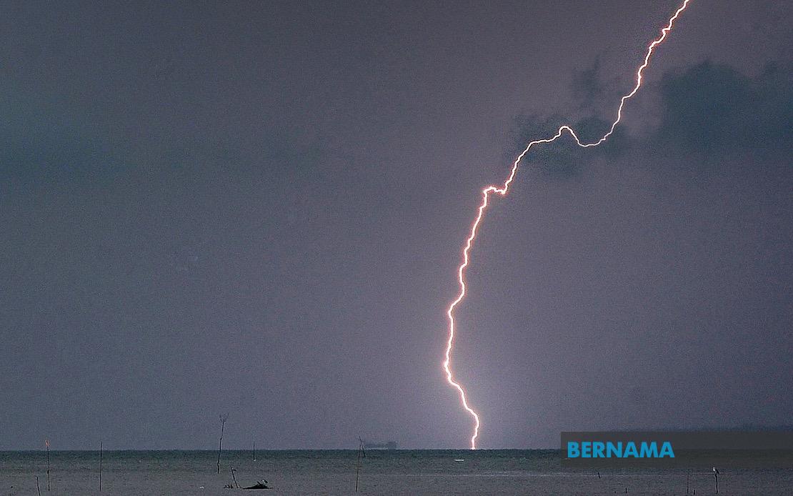 Thunderstorms and Heavy Rain to Batter Seven States and Labuan Through Afternoon