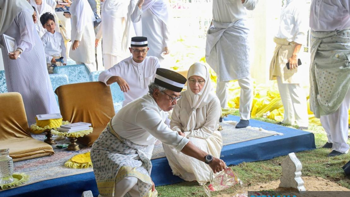 Tengku Datuk Seri Aishah, Sister of Pahang Sultan, Laid to Rest in Pekan