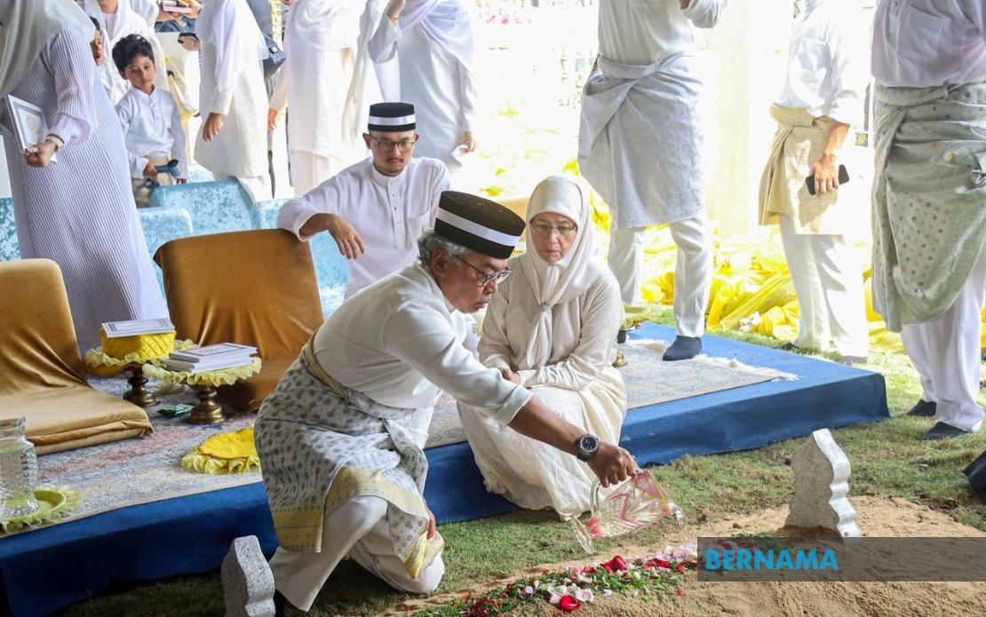 Tengku Datuk Seri Aishah, Sister of Pahang Sultan, Laid to Rest in Pekan