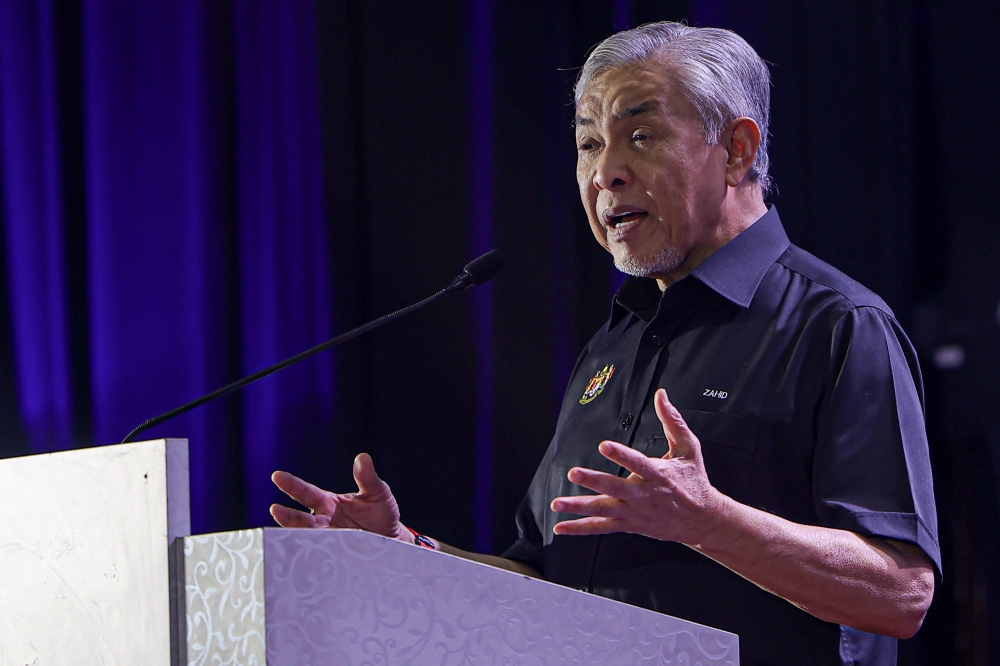 Zahid Alleges Pressure on Civil Servants to Attend BN Events During State Elections