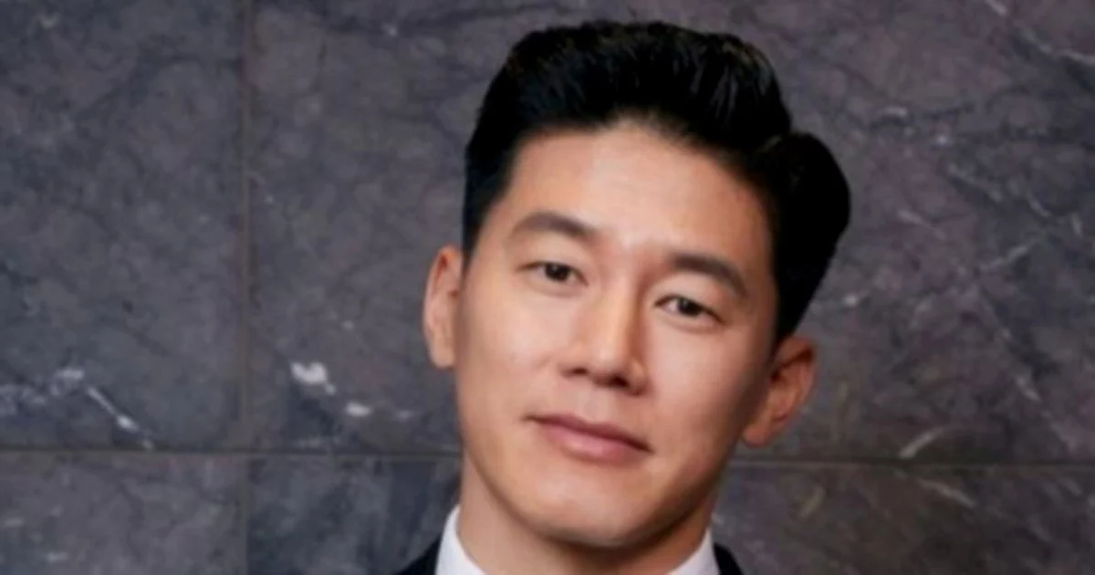From Poverty to Stardom: How Korean Actor Kim Mu Yeol Survived on RM500 Yearly Before His Big Break