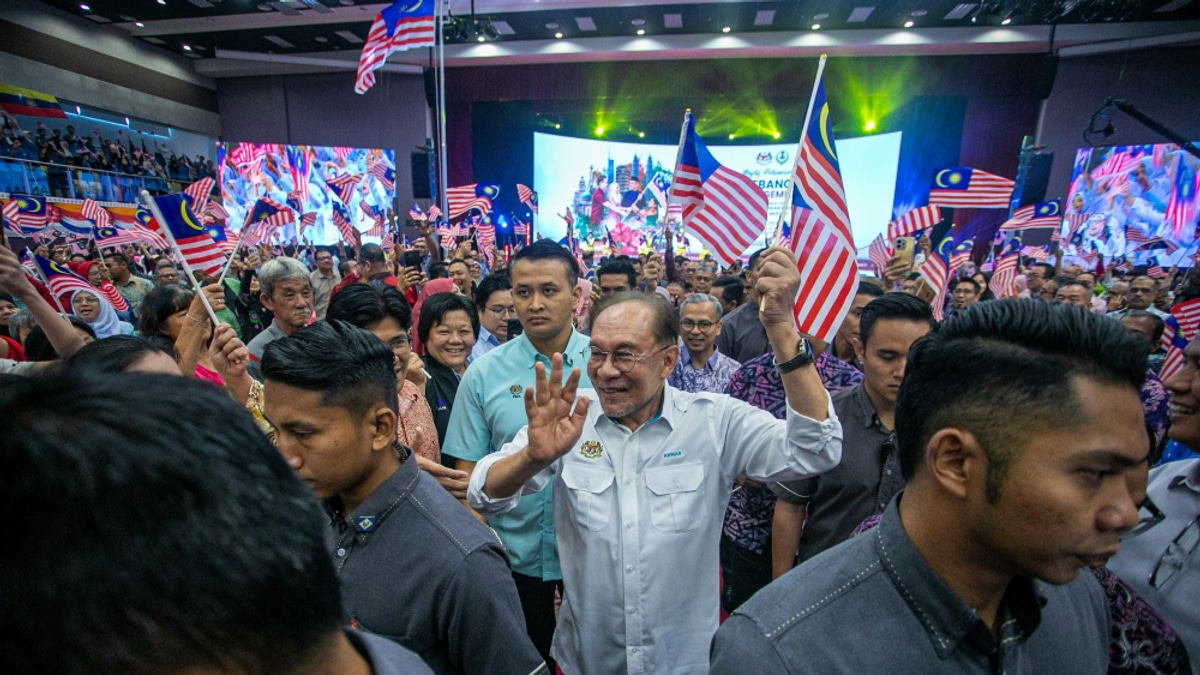 Anwar Cautions Government Officials to Balance Campaign Activity with Ministerial Duties