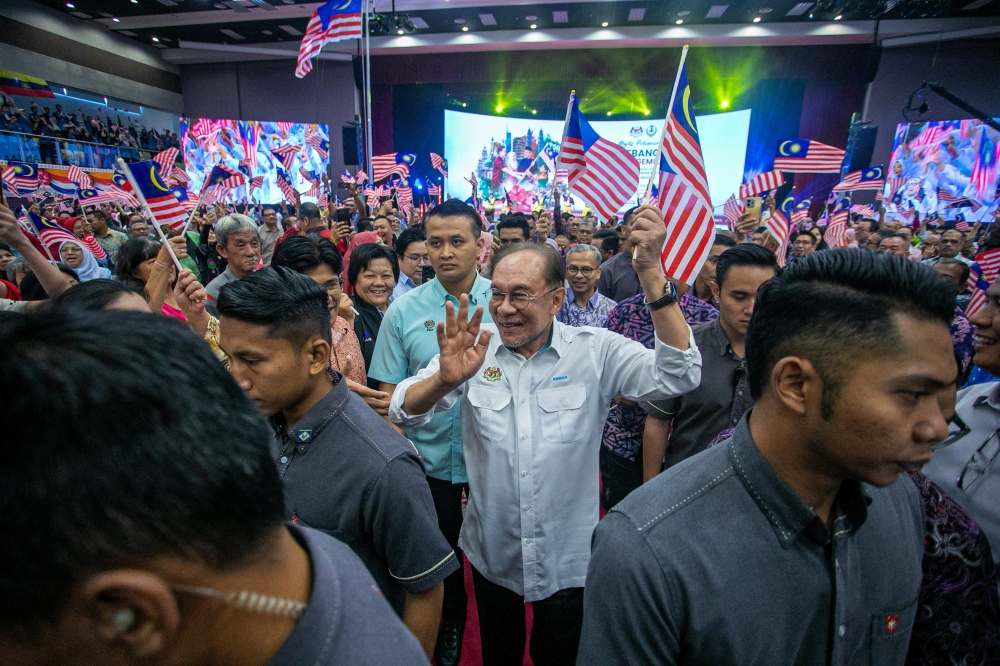 Anwar Cautions Government Officials to Balance Campaign Activity with Ministerial Duties