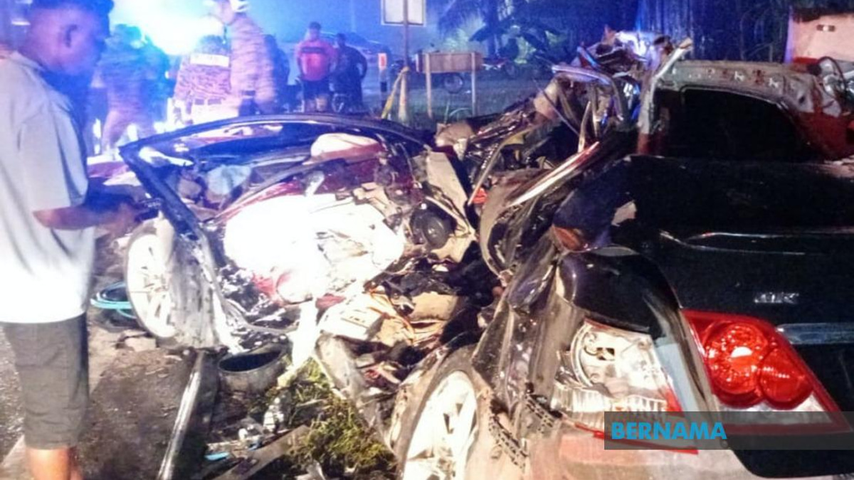Anwar Extends Condolences To Families Of Six Killed In Bentong Crash