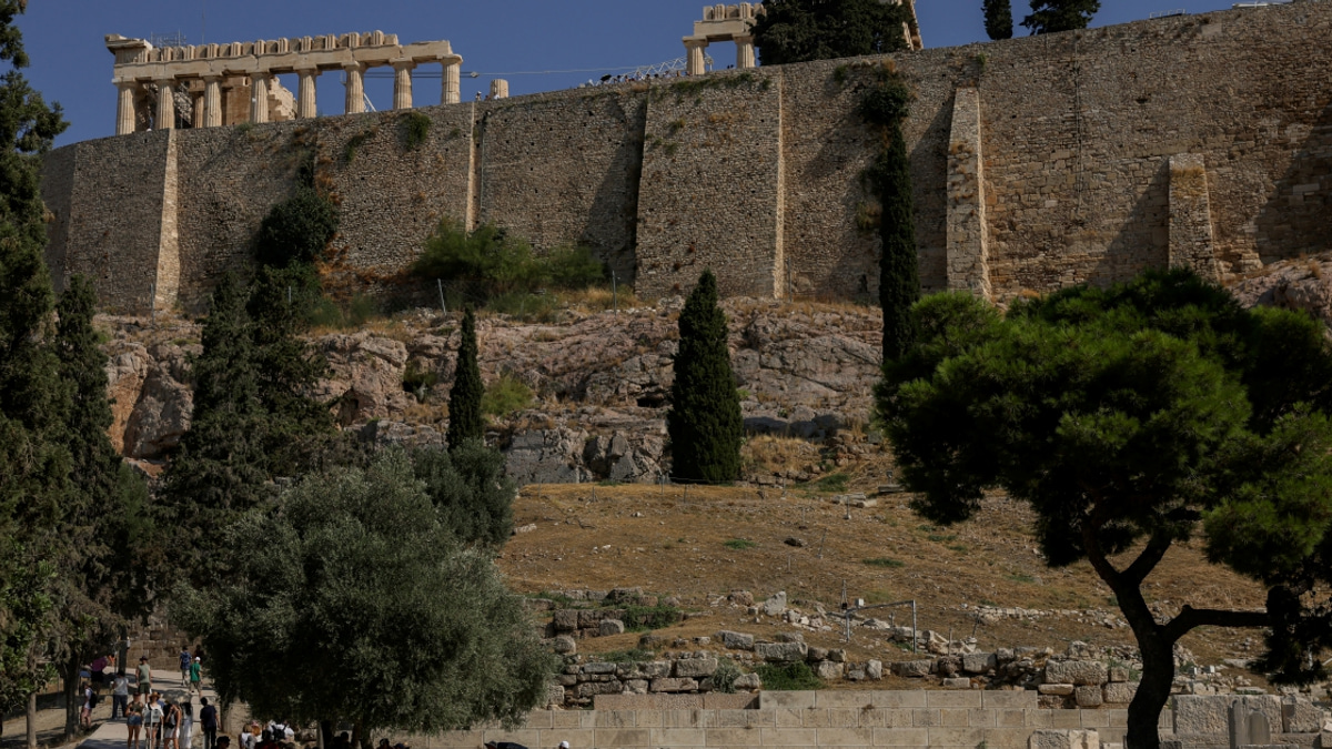 60-Year-Old Man Arrested After Knife Attack on Tourists Near Athens Acropolis