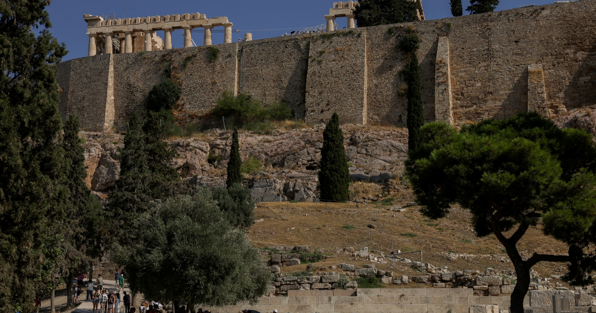 60-Year-Old Man Arrested After Knife Attack on Tourists Near Athens Acropolis
