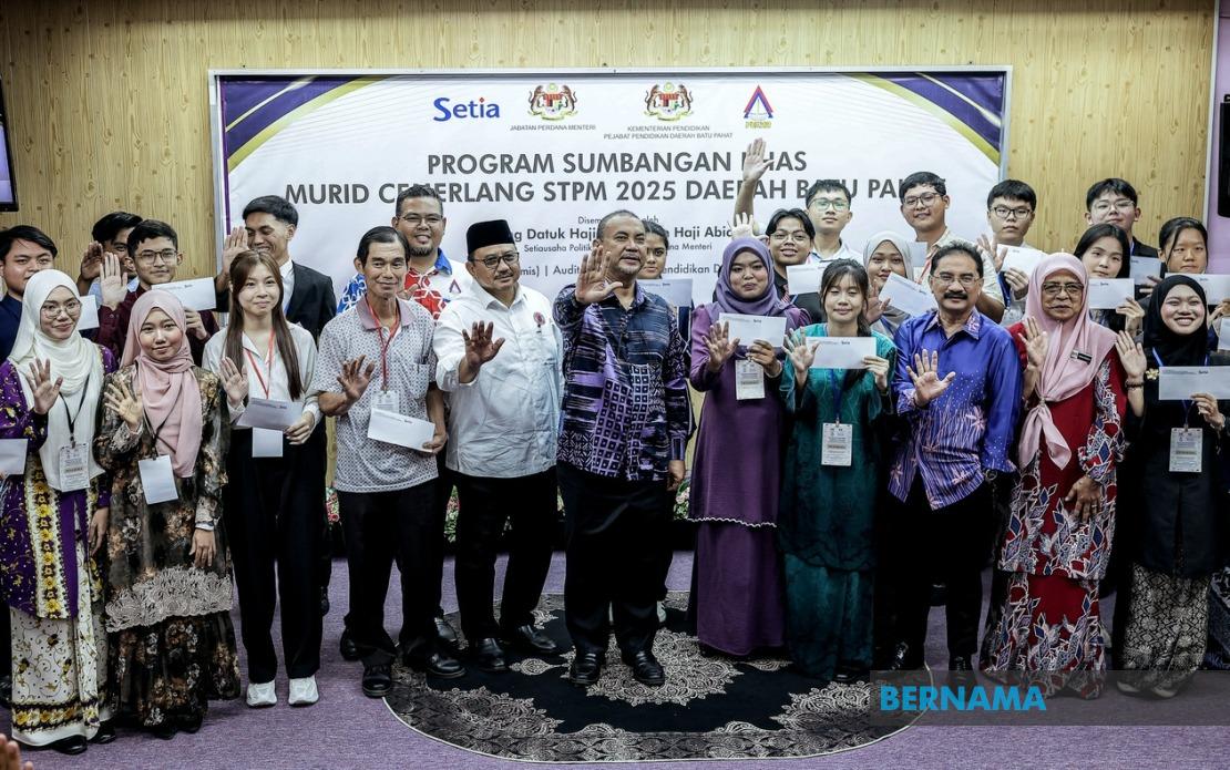214 STPM Excellence Scholars Receive Prime Minister's Special Award in Batu Pahat
