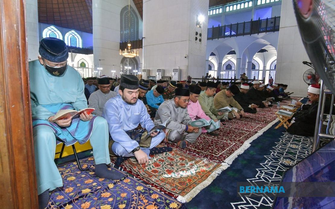 Selangor Sultan Leads Pre-Merdeka Prayers at Masjid Sultan Salahuddin Abdul Aziz Shah