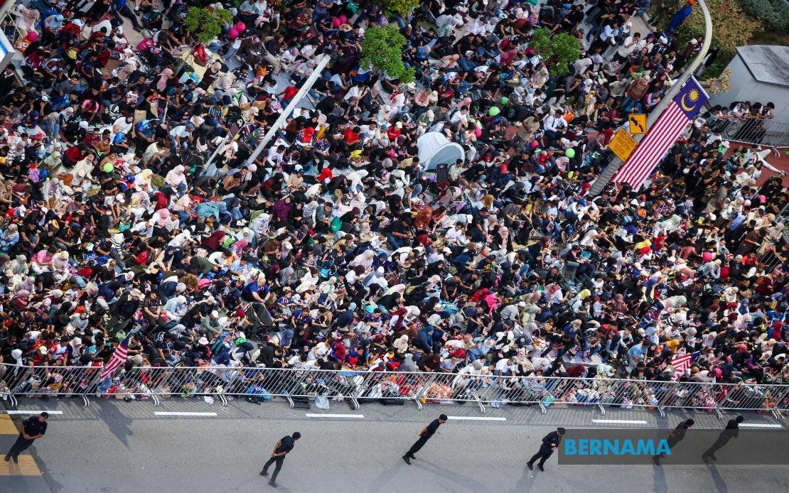 Thousands Camp Overnight at Dataran Putrajaya for Prime Spots at 69th National Day Parade