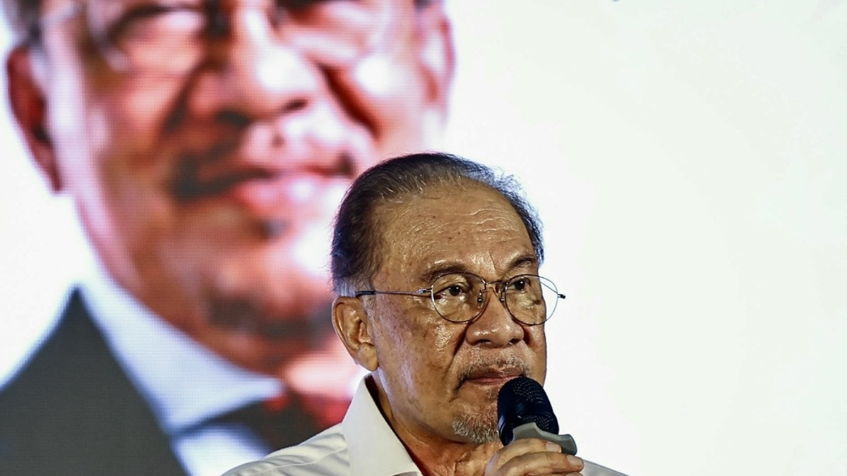Anwar Awaits Briefing on Melaka DAP Crisis as Pakatan Prepares Response