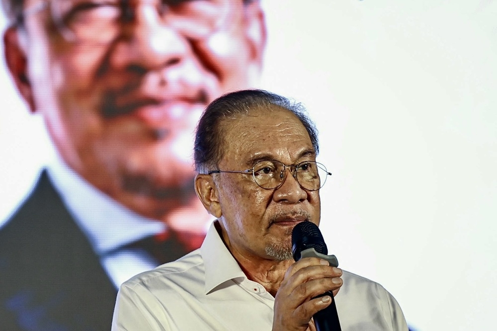Anwar Awaits Briefing on Melaka DAP Crisis as Pakatan Prepares Response