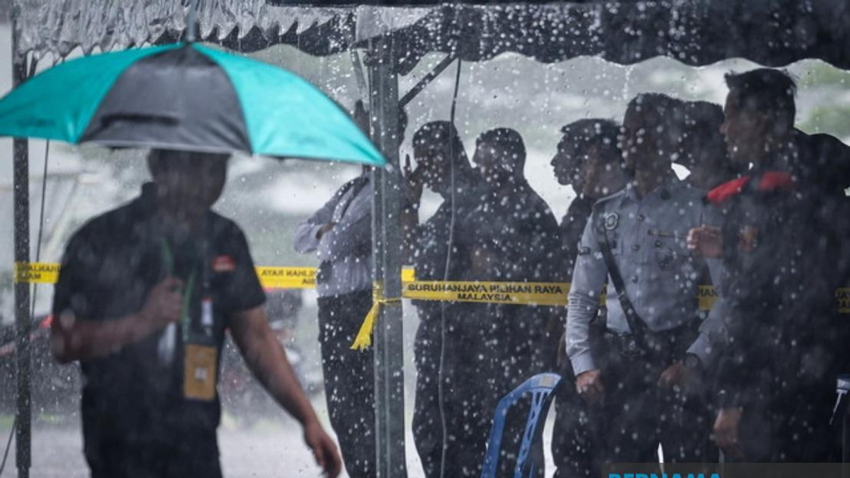 Johor Election: Police Early Voting in JB Proceeds Without Disruption Despite Heavy Rain