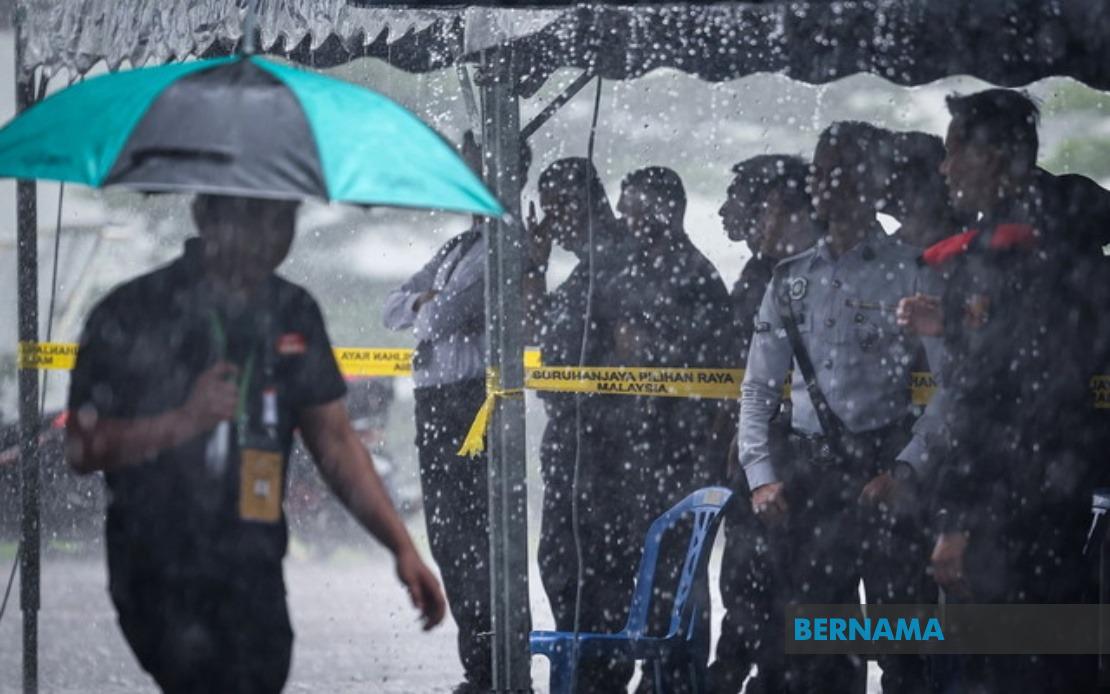 Johor Election: Police Early Voting in JB Proceeds Without Disruption Despite Heavy Rain