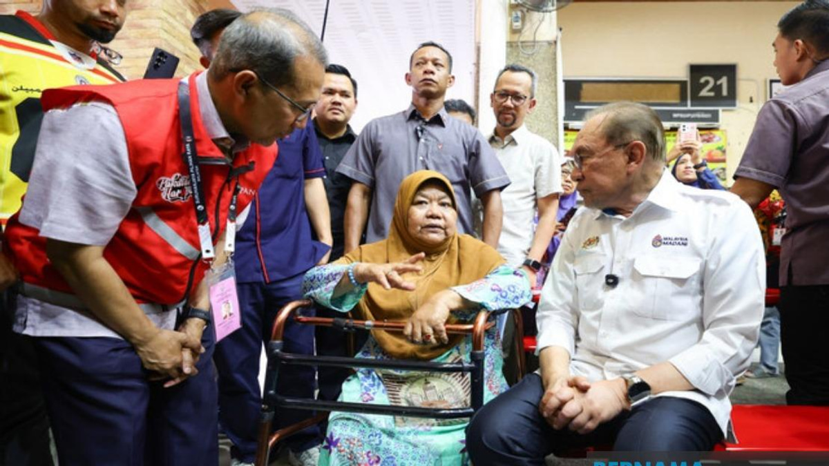 Disabled Septuagenarian Rides Through Rain to Meet PM Anwar in Negeri Sembilan
