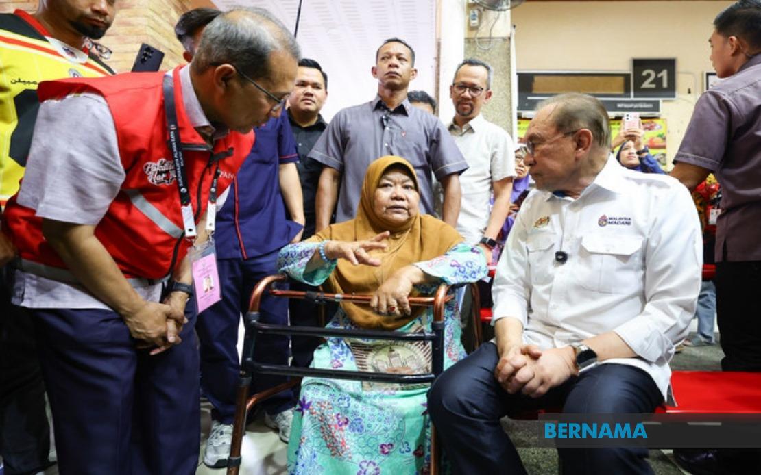 Disabled Septuagenarian Rides Through Rain to Meet PM Anwar in Negeri Sembilan