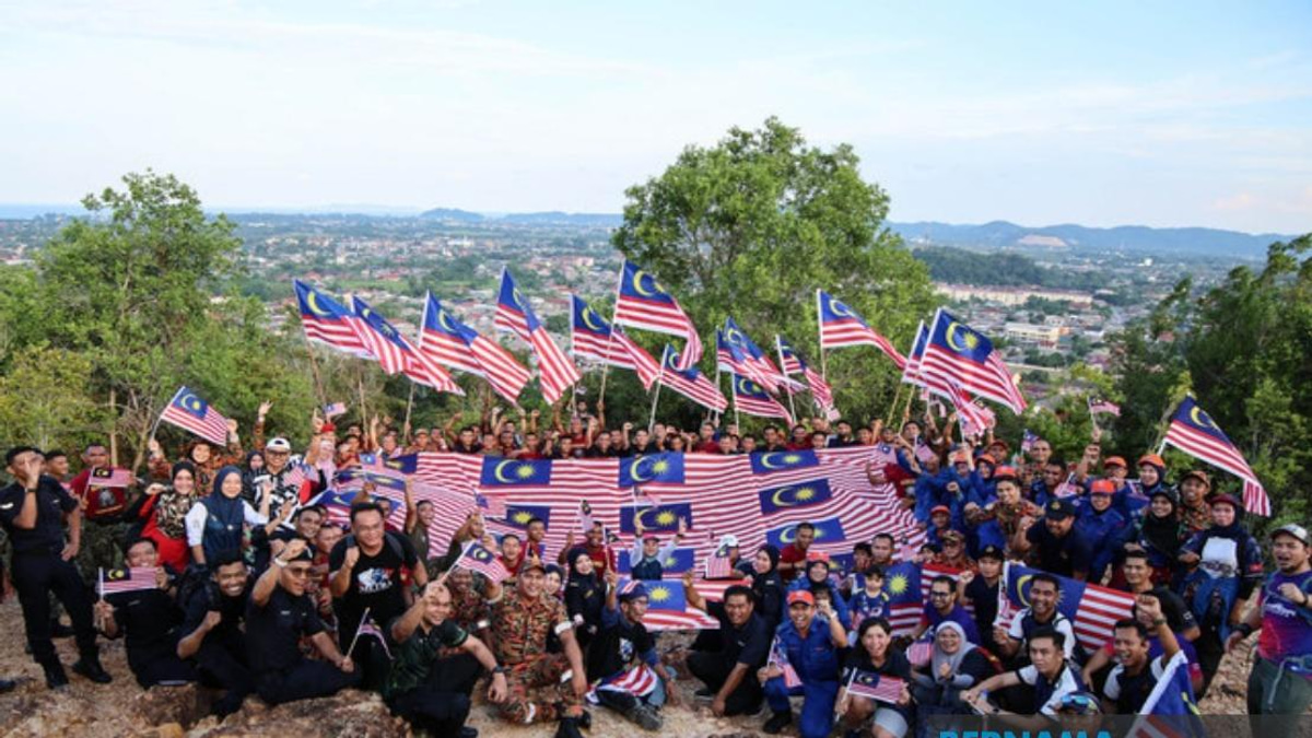 300 Participants Join Patriotic Summit Hike in Terengganu