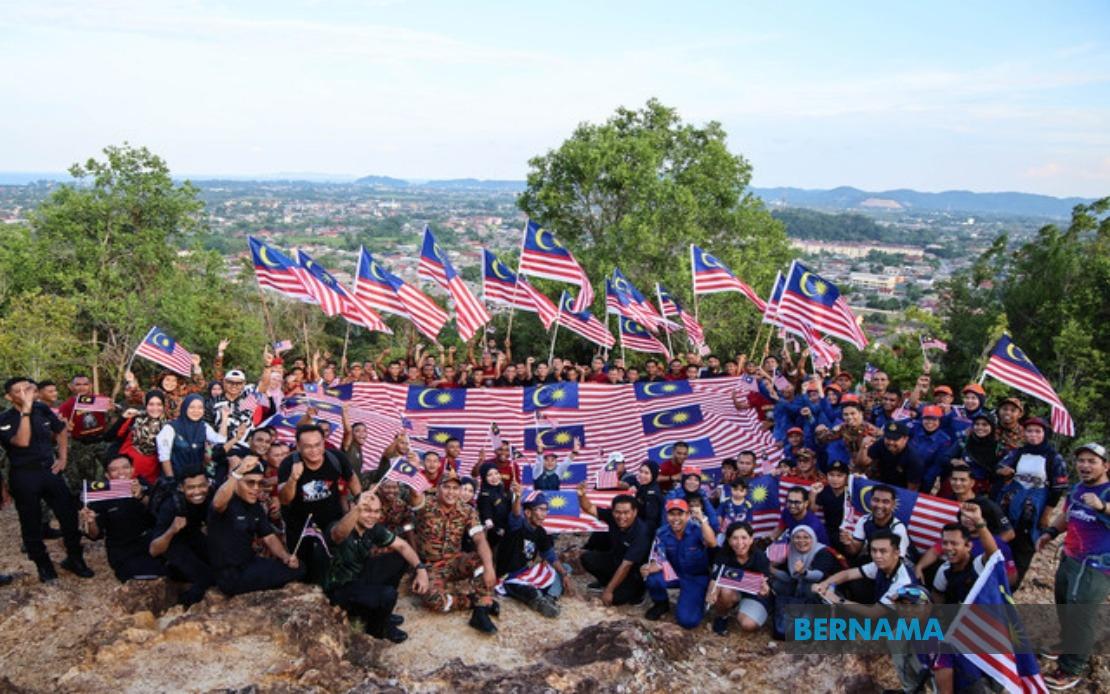300 Participants Join Patriotic Summit Hike in Terengganu