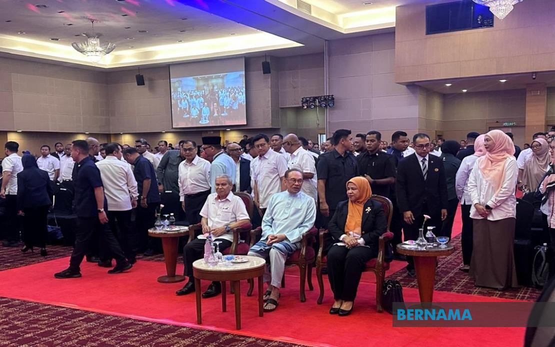 Anwar Awaits FELDA Task Force Report Before Public Announcement