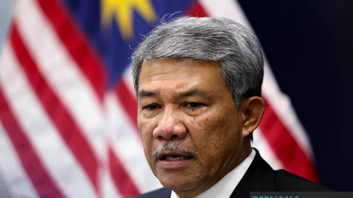 Foreign Minister Mohamad Arrives in Manila for Major ASEAN Talks