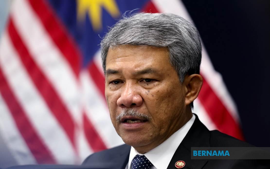 Foreign Minister Mohamad Arrives in Manila for Major ASEAN Talks