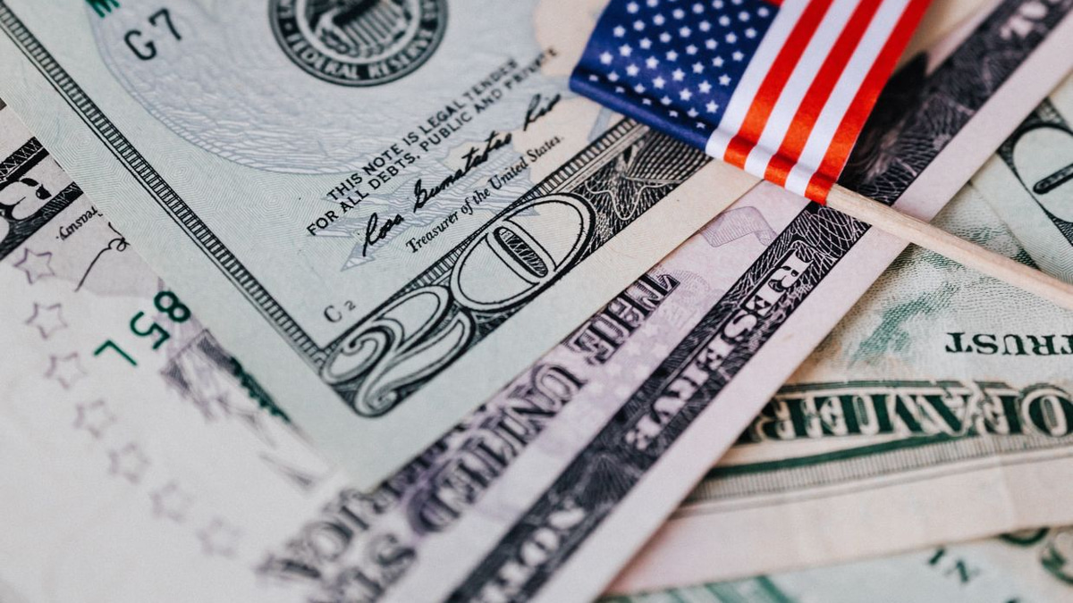 Dollar surges to 14-month peak as Fed rate-hike bets intensify; yen approaches 40-year weakness
