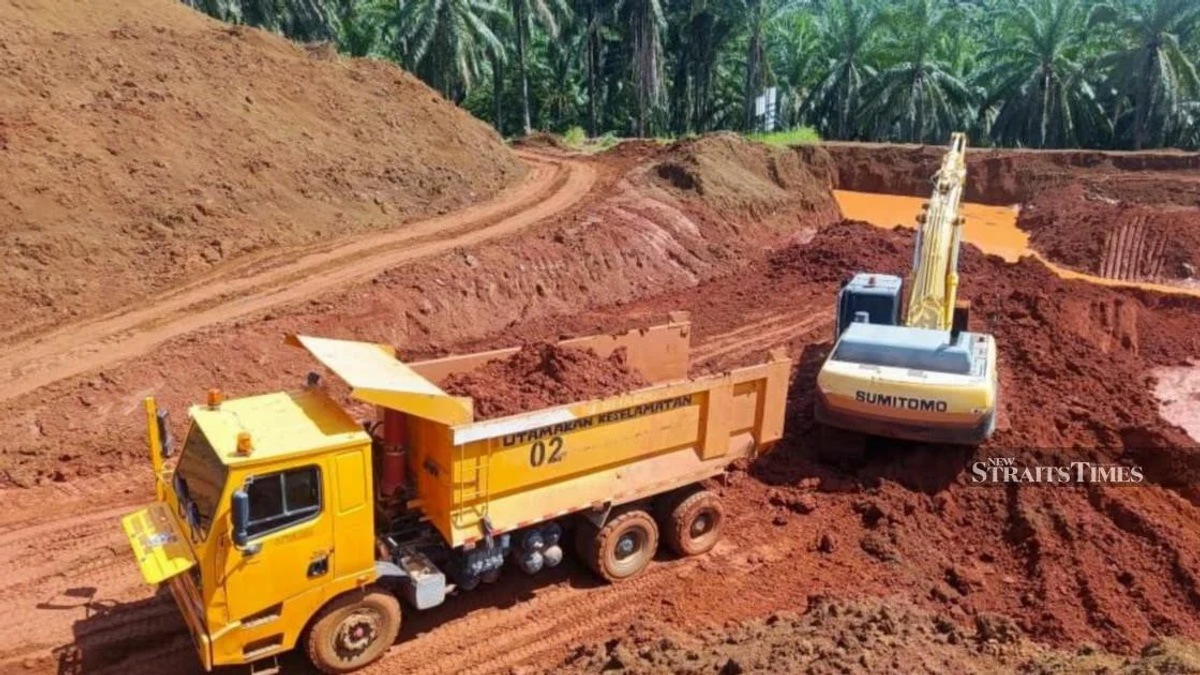 Two arrested for illegal silica sand operation in Terengganu; RM1.8 million in equipment seized